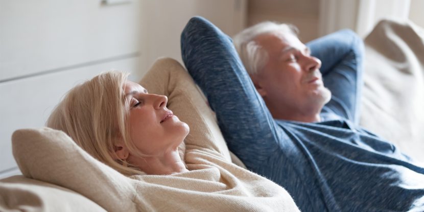 Älteres Paar ruht sich aus, um nach Implantation Schmerzen zu vermeiden