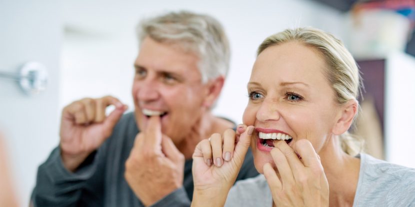 Älteres Paar möchte Implantate trotz Zahnfleischentzündung.