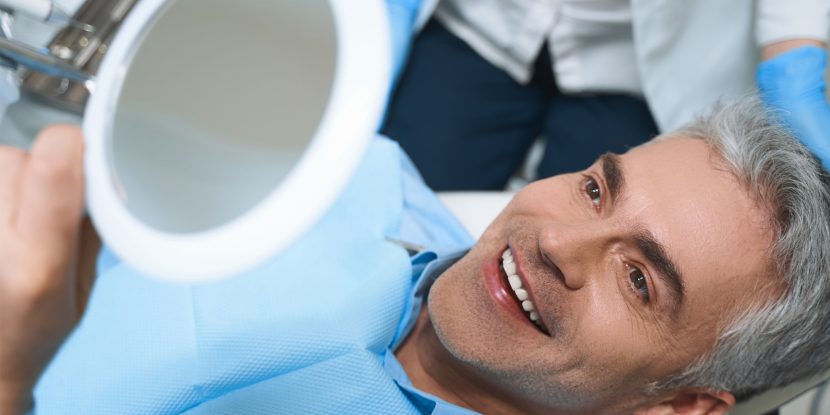 Patient, der zufrieden ist mit dem Ablauf seiner Zahnimplantat-Behandlung