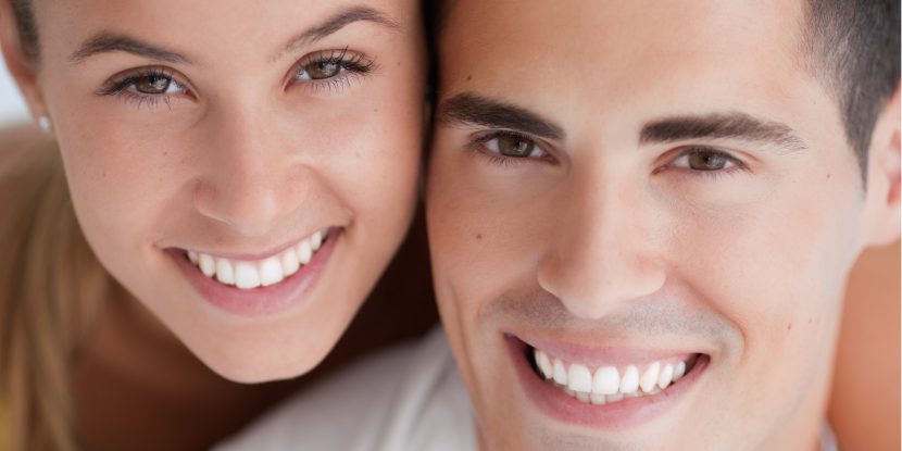 Zahnimplantat: Junges Paar findet Zahnimplantate sinnvoll.